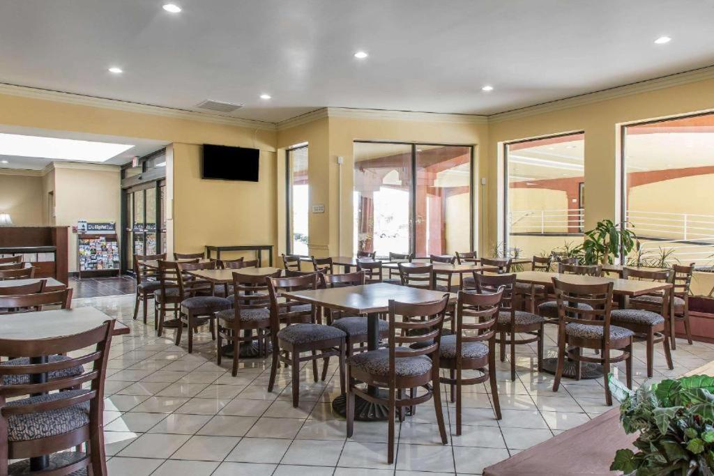 Regency Inn & Suites New London Mystic ภายนอก รูปภาพ